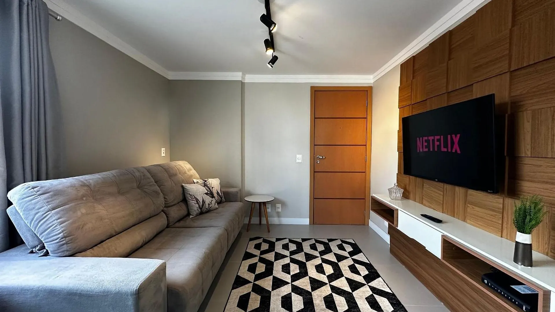 Sc01 - 1 Quarto| Centro| Reformado E Completo Balneário Camboriú